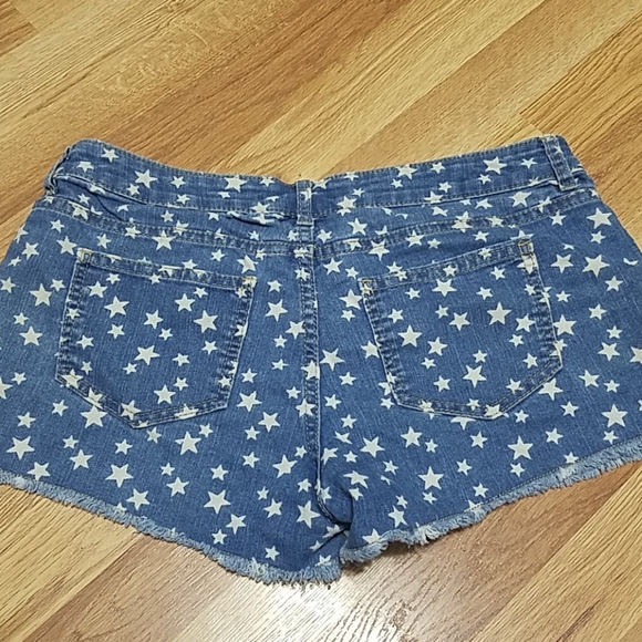 Jean shorts with stars - Picture 2 of 3
